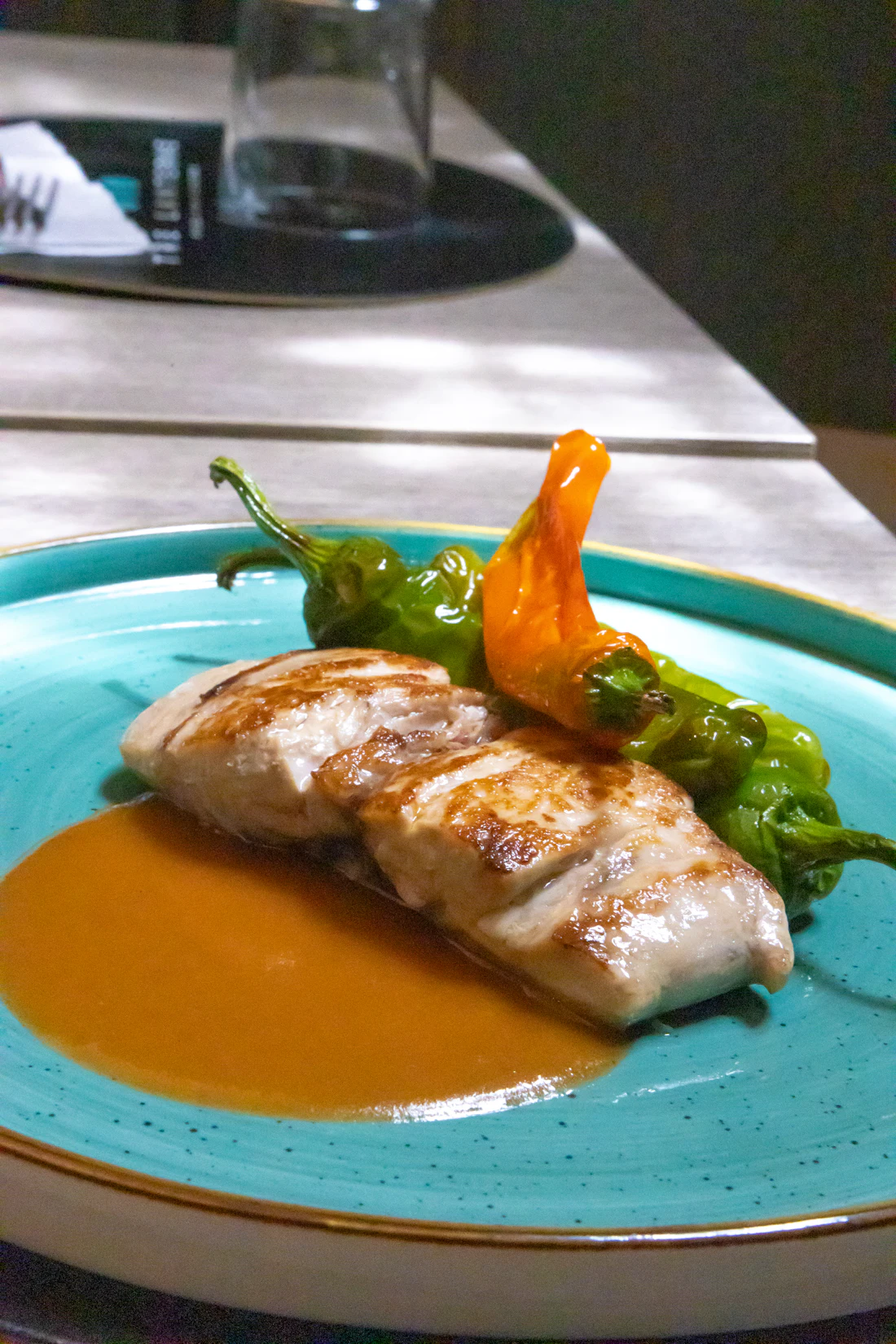 Filet de poisson grillé et poivrons